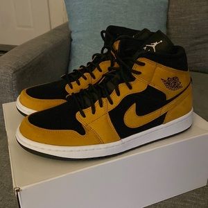 Wmns Air Jordan 1 Mid SE